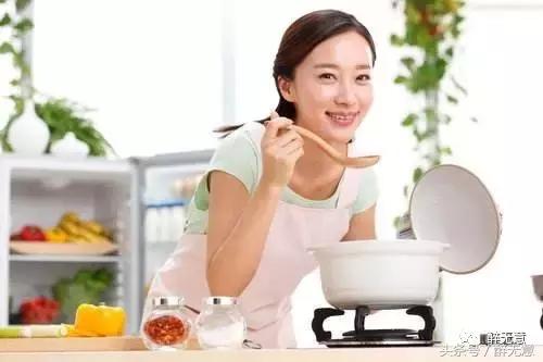 老人咬舌头是什么病的前兆,老人舌头不自觉往外吐是什么原因