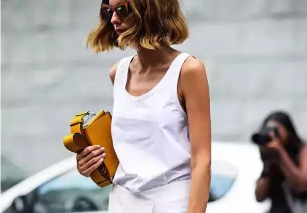 双肩包与斜背包哪种最实用,包治百病时尚百搭软包轻便不累肩