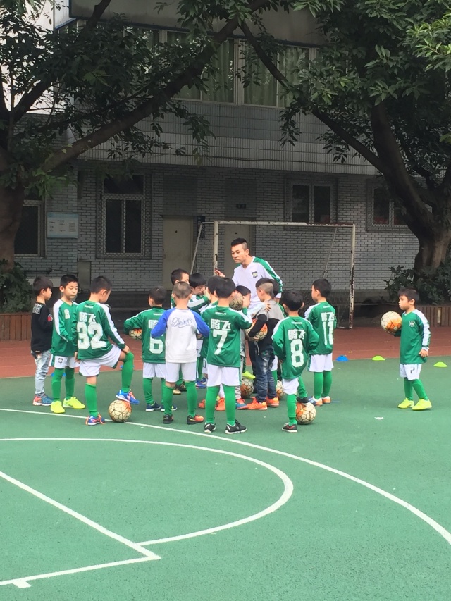 校园足球教练现状,学校足球场地经费不足解决方法