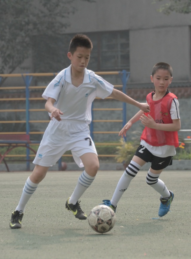 校园足球教练现状,学校足球场地经费不足解决方法