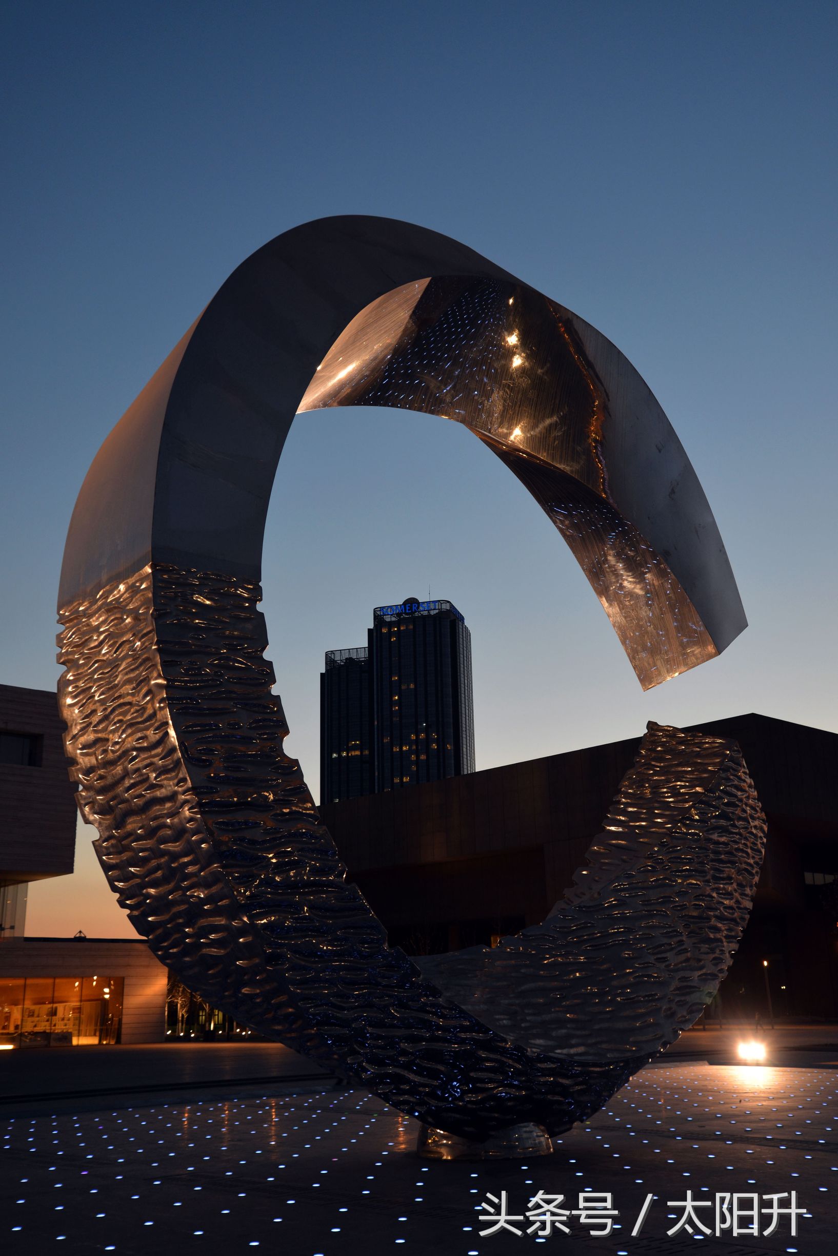 夜幕下的文化广场在哪里,天津文化中心银河夜景