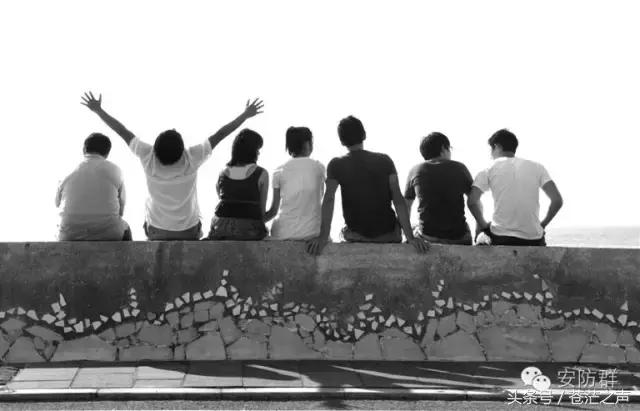 4台主机如何连接1个显示器教程,两台主机1个显示器教程图片