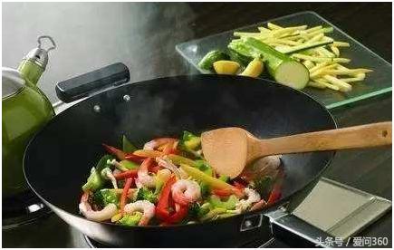 炒菜出汤时加醋的好处,煲汤加醋的好处和坏处