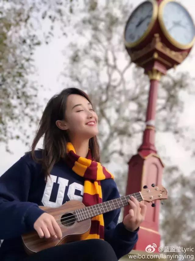 李健唱歌的变化,李健露脚踝