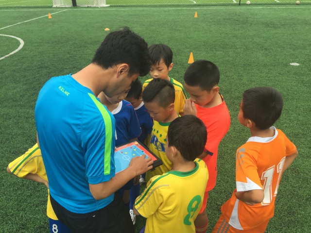 校园足球教练现状,学校足球场地经费不足解决方法