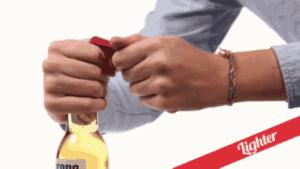 牙开瓶盖是怎样的风彩——潇洒不羁