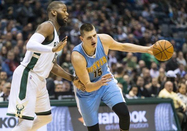 21岁小将连续两场三双很厉害，但比他更变态的中锋还有两个！