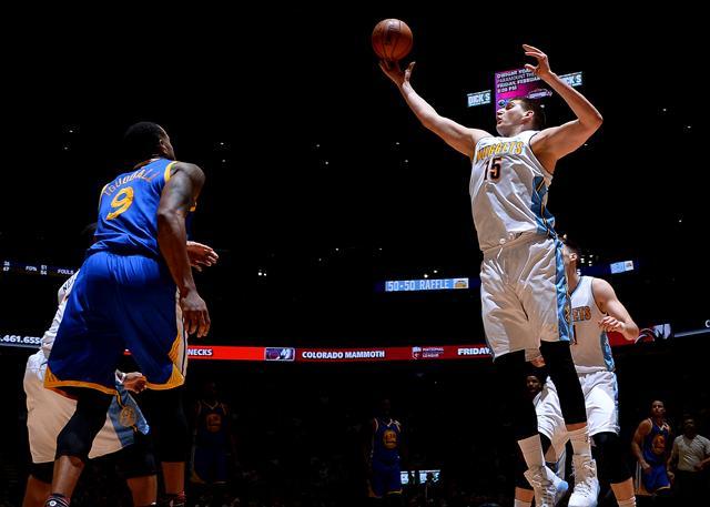 21岁小将连续两场三双很厉害，但比他更变态的中锋还有两个！