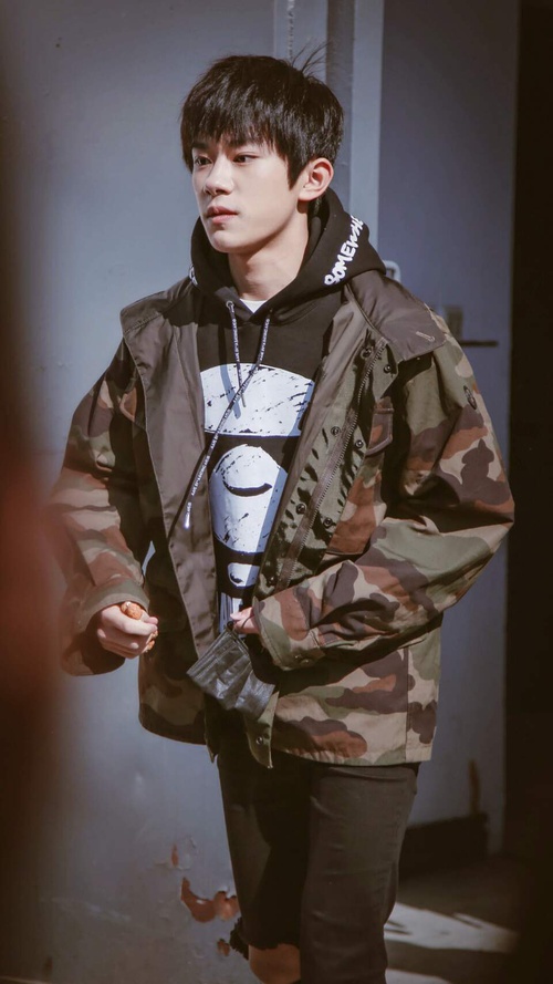 陈伟霆爱健身鹿晗喜欢足球，同是小鲜肉易烊千玺却对手串情有独钟