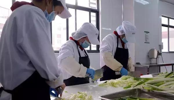 厨房厨师长年终总结范文大全,厨师长管理一个厨房要怎么管理