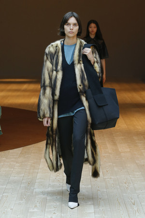 GD大神红白蓝批货袋出皮草款，CELINE出新招大毯子挂手上