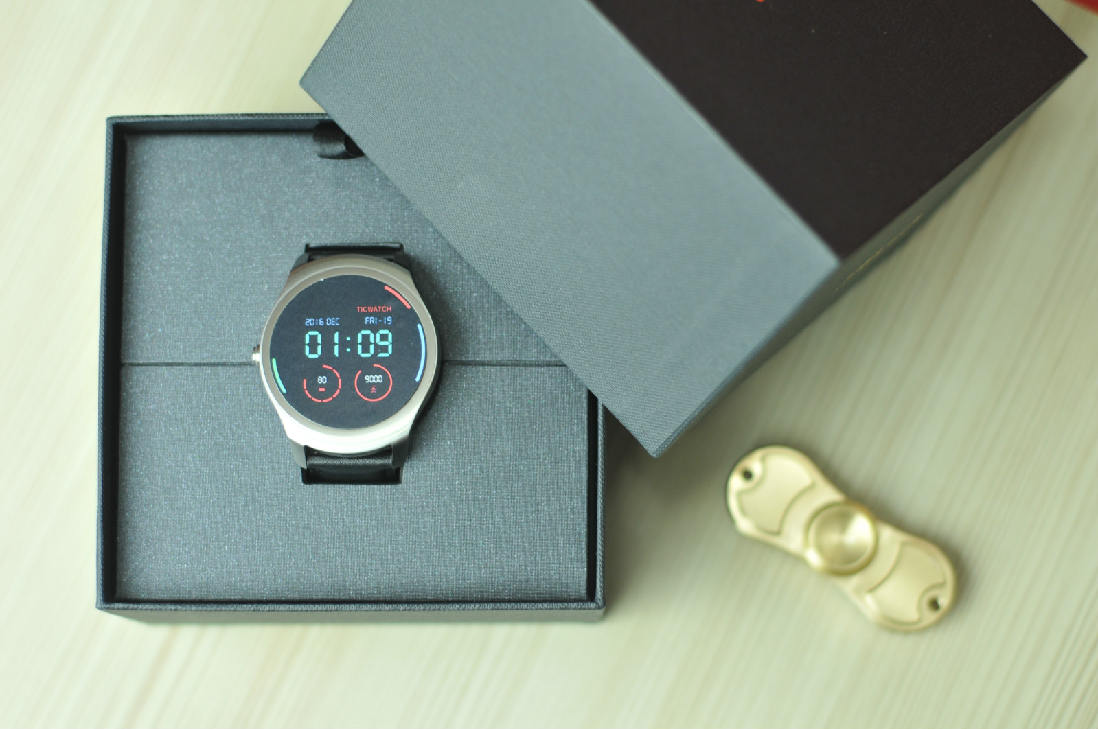 智能手表长得跟普通手表一样,智能手表都一个样