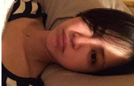 女星们的躺姿照：刘亦菲依然仙王珞丹自黑，周冬雨超放飞自我