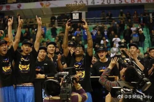 北京球迷街头,广州球迷与北京球迷对比