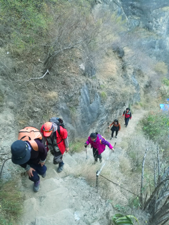 大漠户外旅行虎跳峡徒步详解,虎跳峡徒步168级勇者云梯