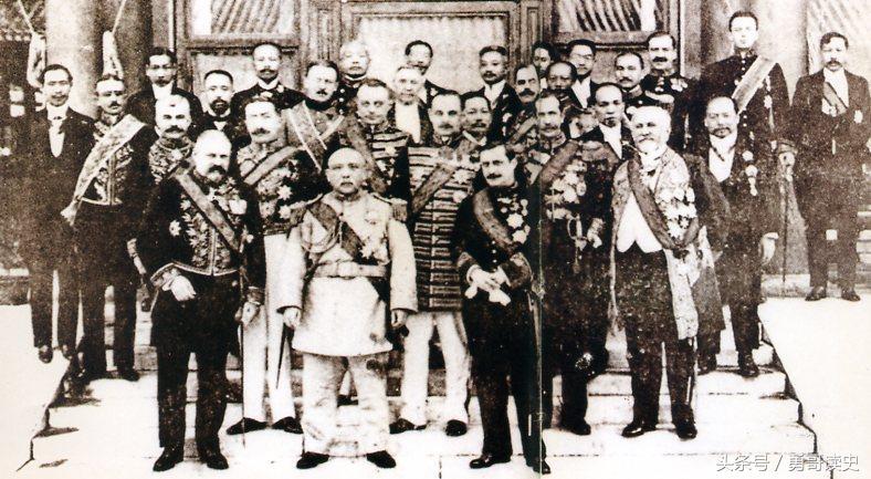 袁世凯带佩刀到参议院宣誓就任大总统此人为何堵在门口不让进？