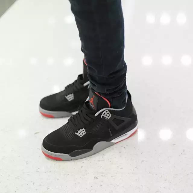 你的iphone7和AJ1同时掉河里，你先救哪个？