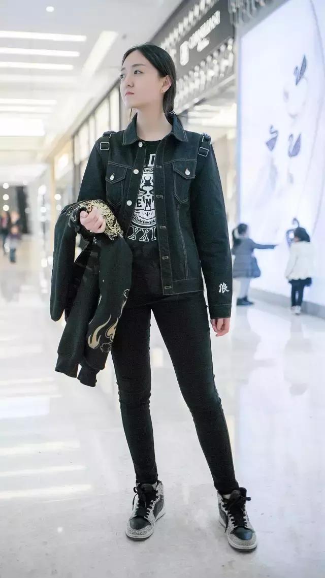 你的iphone7和AJ1同时掉河里，你先救哪个？