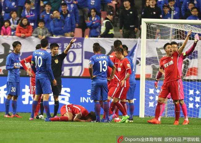 秦升恶意踩踏解说视频,秦升恶劣犯规逃过红牌