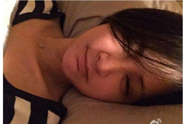 女星们的躺姿照：刘亦菲依然仙王珞丹自黑，周冬雨超放飞自我