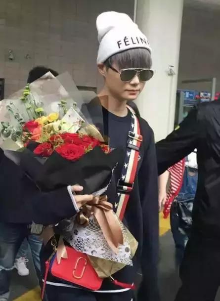 双肩包与斜背包哪种最实用,包治百病时尚百搭软包轻便不累肩