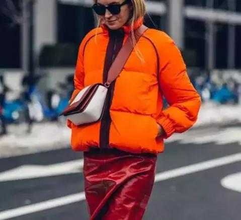 双肩包与斜背包哪种最实用,包治百病时尚百搭软包轻便不累肩