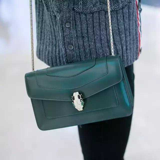 你的iphone7和AJ1同时掉河里，你先救哪个？