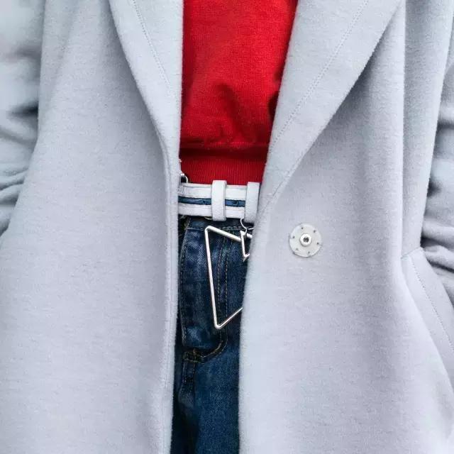 你的iphone7和AJ1同时掉河里，你先救哪个？