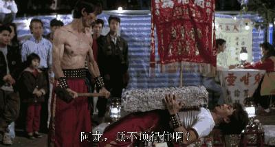 硬气功汽车压身表演视频,硬气功胸口碎大石视频