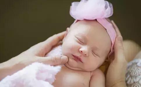 冬天皮肤干燥起皮屑怎么办,皮肤干燥起皮用维e有用吗