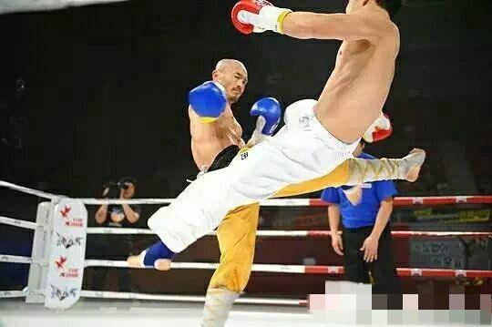 武僧一龙一脚踢飞韩国冠军：我不会踢足球，只会踢沙包！