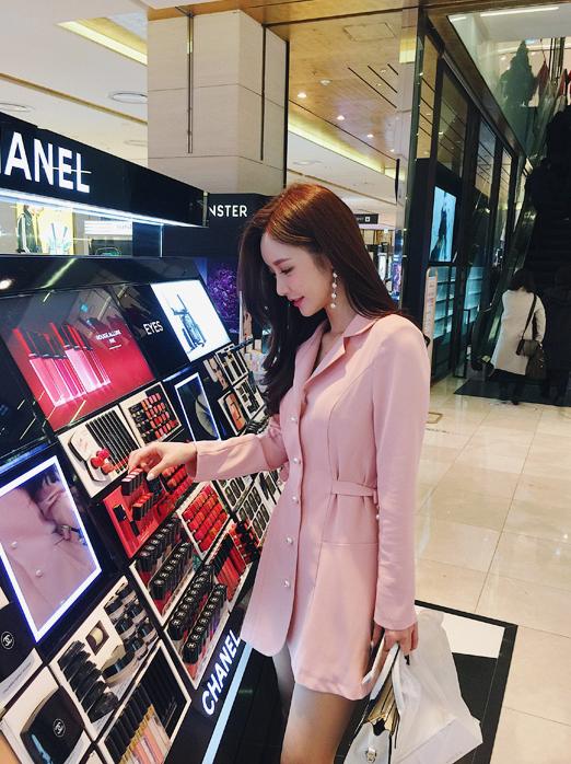 孙允珠粉红毛衣,孙允珠丝质露背连衣长裙