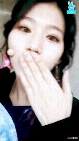 sana亲吻表情包,sana和twice合照