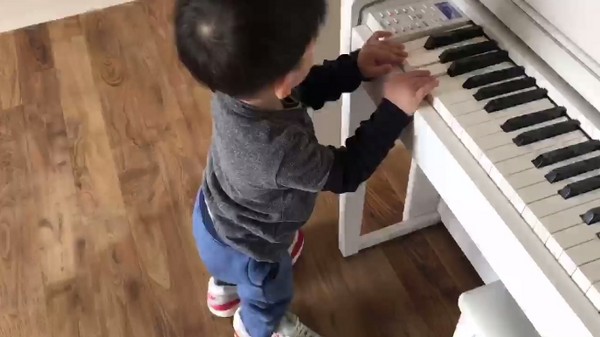 发现飞飞偷穿黑人一看：那是我第一双NIKE球鞋！