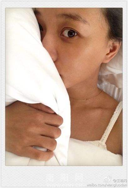 女星们的躺姿照：刘亦菲依然仙王珞丹自黑，周冬雨超放飞自我