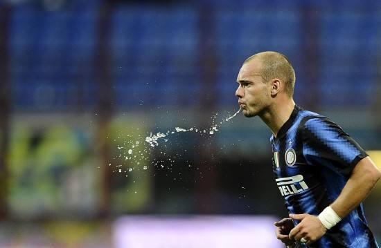 足球规则不允许吐口水,足球吐唾沫给牌以后怎么判罚