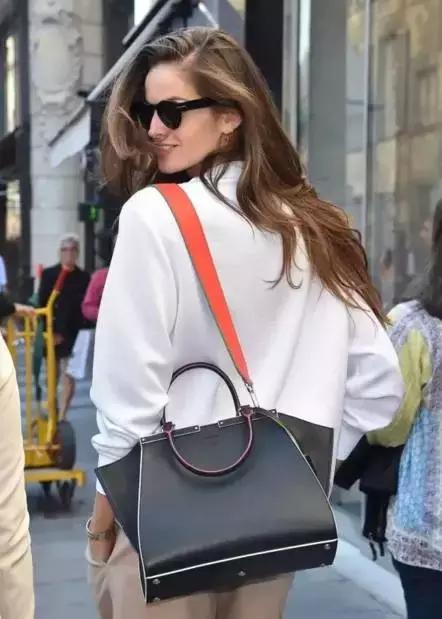 双肩包与斜背包哪种最实用,包治百病时尚百搭软包轻便不累肩