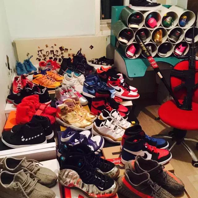 你的iphone7和AJ1同时掉河里，你先救哪个？