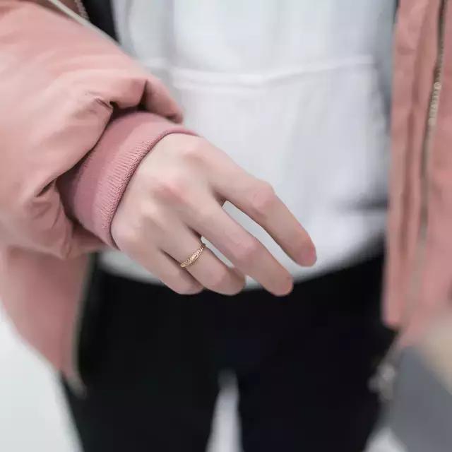 你的iphone7和AJ1同时掉河里，你先救哪个？