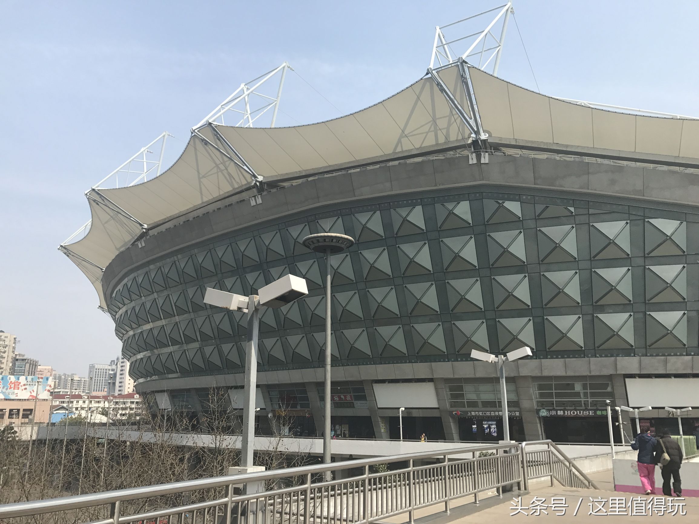 虹口足球场申花比赛,上海申花球迷为国家队加油助威