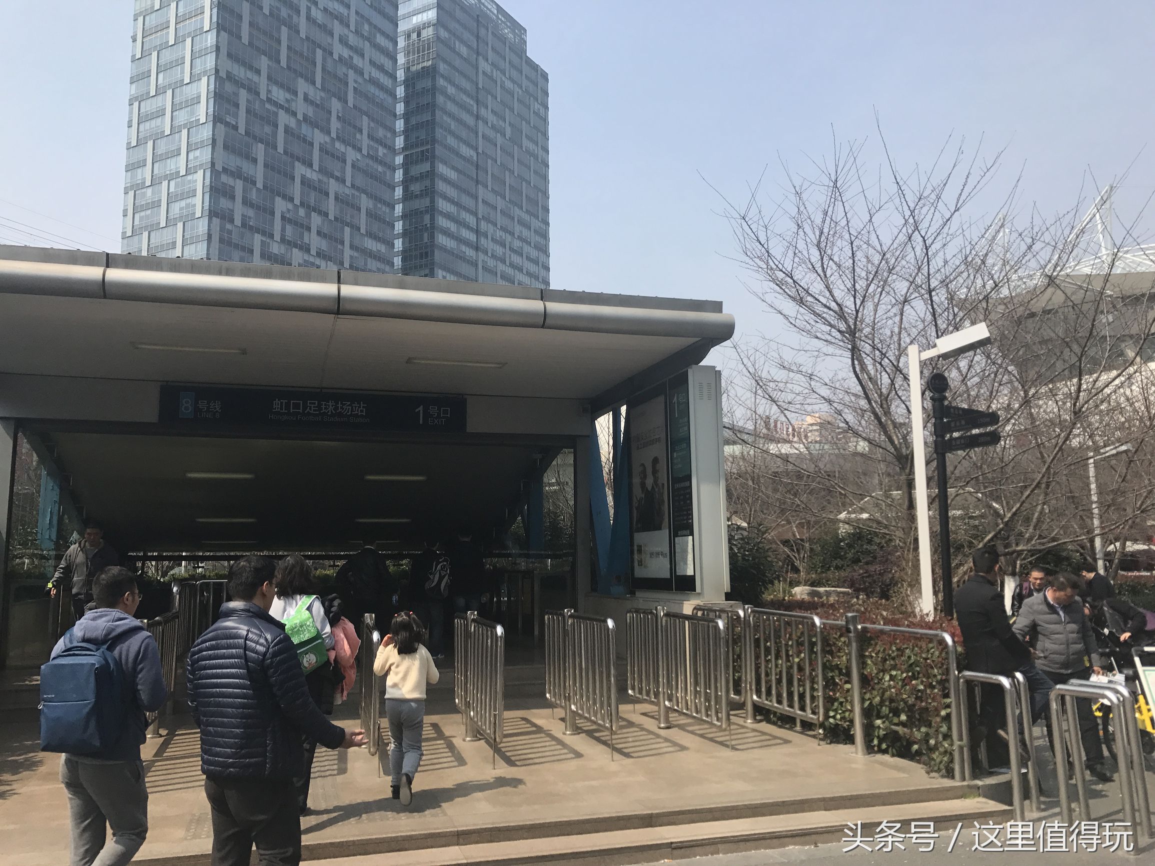 虹口足球场申花比赛,上海申花球迷为国家队加油助威