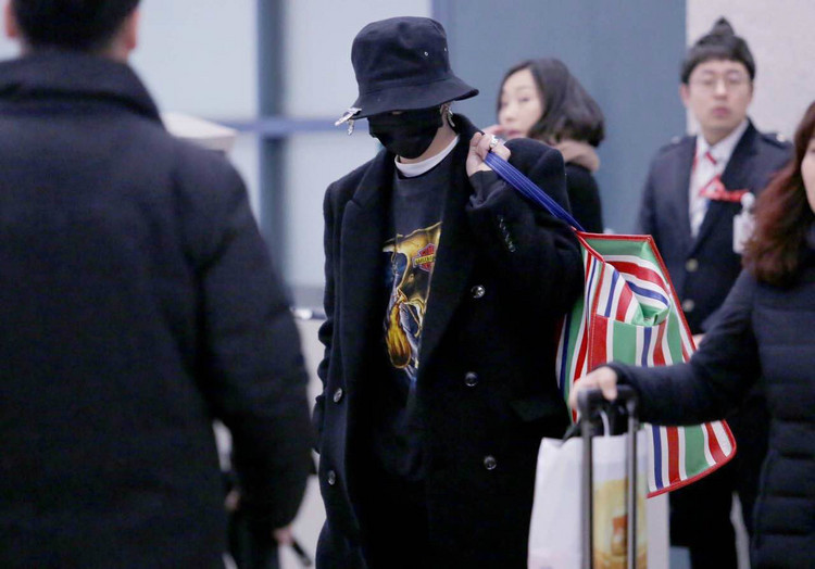 巴黎世家春运同款编织袋,背巴黎世家机车包骑机车