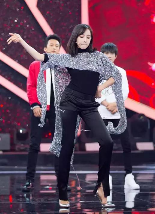 高跟鞋还是少穿吧，许多明星的高颜值，都毁在了一双脚上！