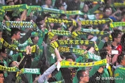 北京球迷街头,广州球迷与北京球迷对比