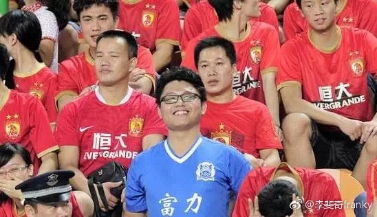 北京球迷街头,广州球迷与北京球迷对比