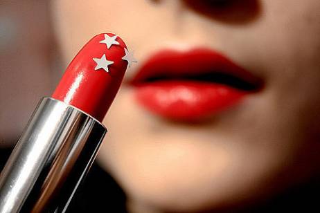 嘴唇上火起皮最快最有效的方法,上火引起的嘴唇干裂起皮怎么治