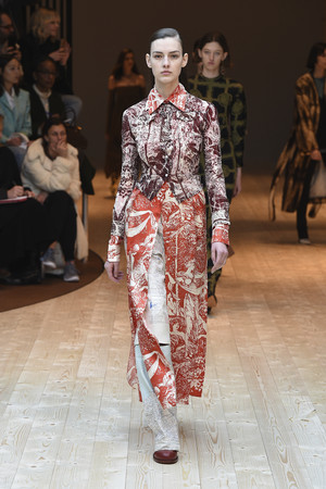 GD大神红白蓝批货袋出皮草款，CELINE出新招大毯子挂手上