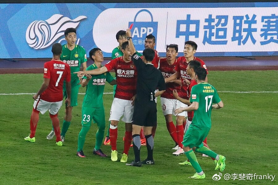 北京球迷街头,广州球迷与北京球迷对比