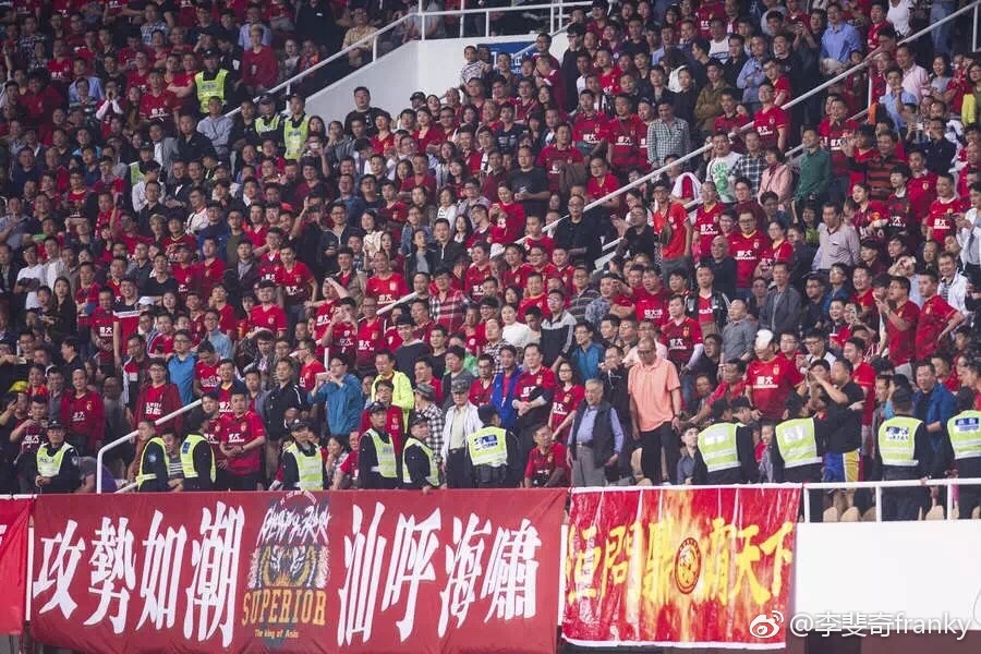 北京球迷街头,广州球迷与北京球迷对比