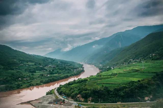 大漠户外旅行虎跳峡徒步详解,虎跳峡徒步168级勇者云梯